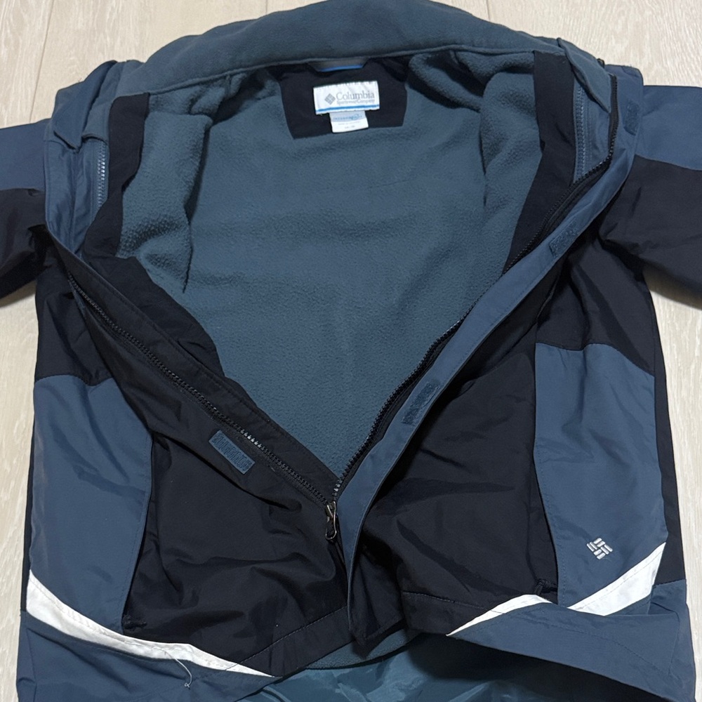 Columbia Navy and Black Windbreaker - Picture 4 of 9